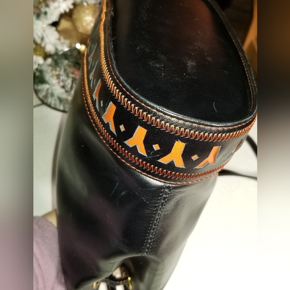 Authentic Yves Saint Laurent Black Leather bucket bag - Picture 4 of 13